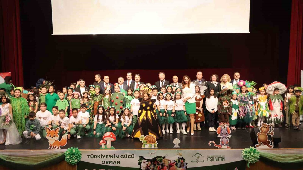 Sivas’ta öğrencilerden Orman Haftası’nda renkli kutlama
