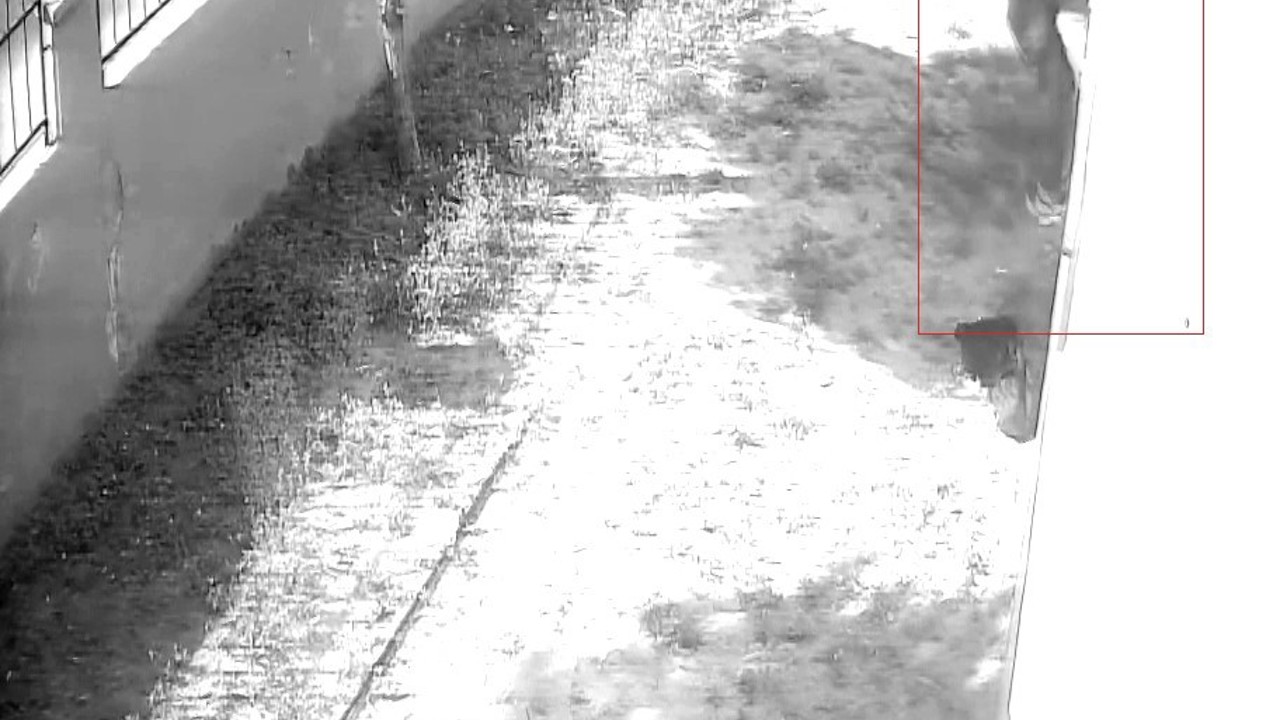 Apartman dairesine tırmanıp girdi, dizüstü bilgisayar çaldı
