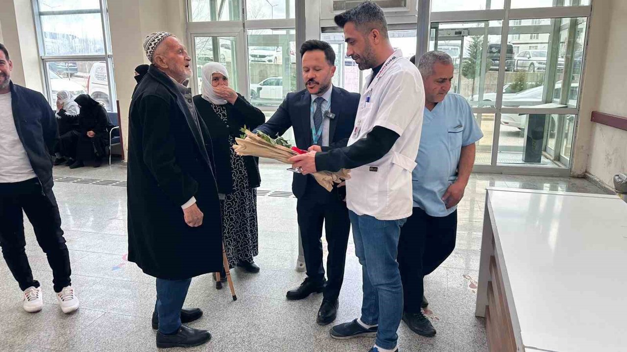 Silvan’da Yaşlılar Haftası’nda hastaneye gelen yaşlılar yalnız bırakılmadı
