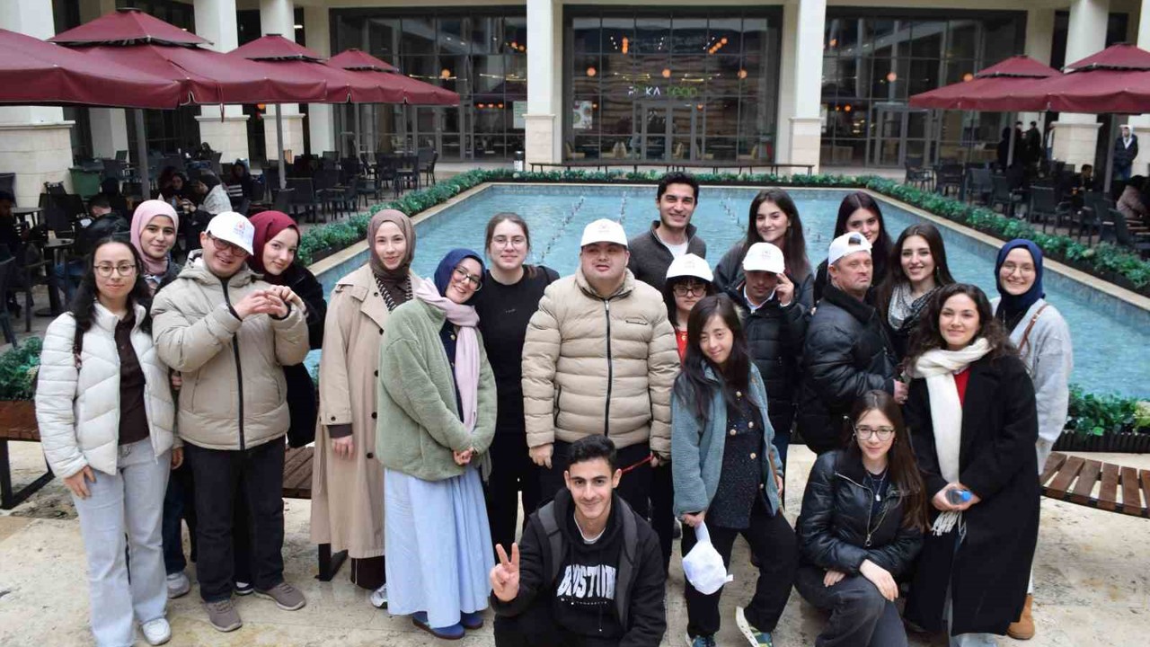 Down sendromu olan gençler ergoterapi öğrencileriyle kampüs deneyimi yaşadı
