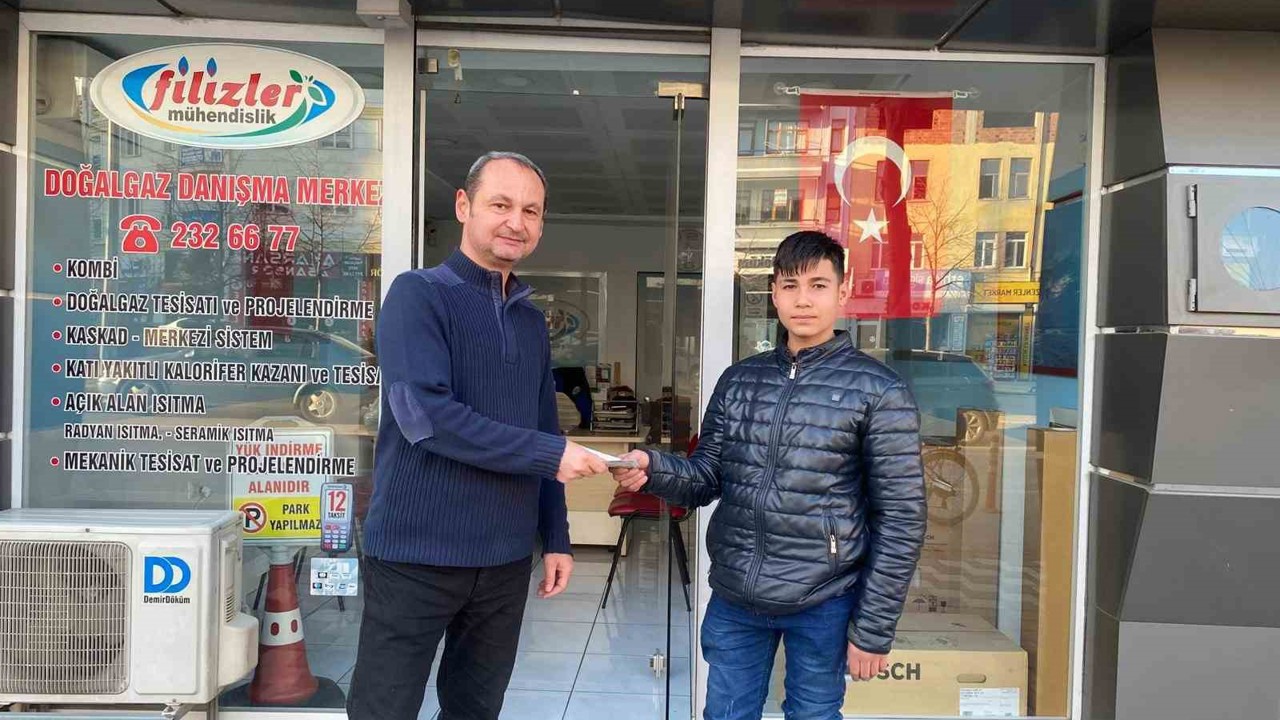 Yola savrulan parasını toplayan esnafı yapılan haberlerde görüp parasını teslim aldı
