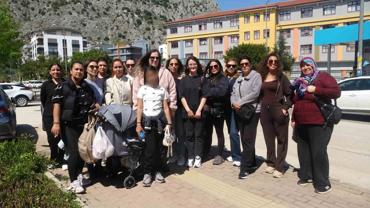 Veliler öğrenciyi darp ettiği iddia edilen öğretmene destek için okul önünde toplandılar
