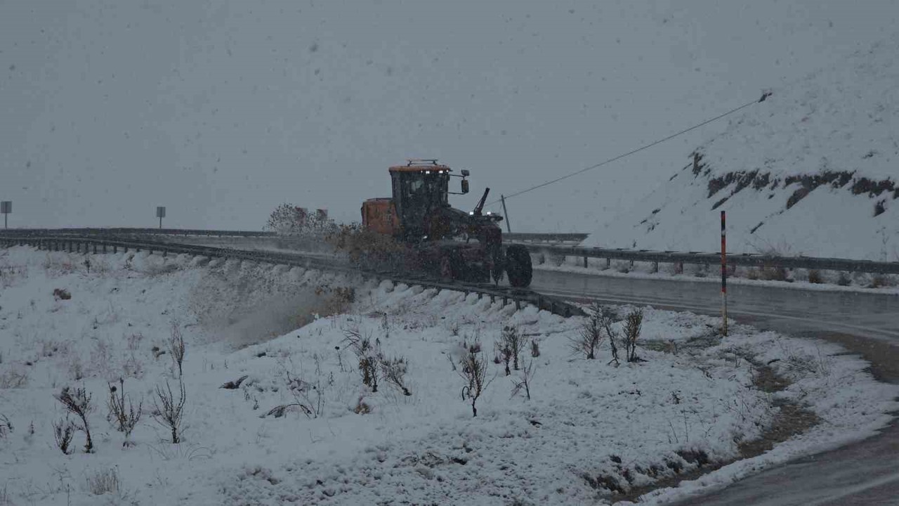 Van’da 21 yerleşim yerinin yolu ulaşıma kapandı
