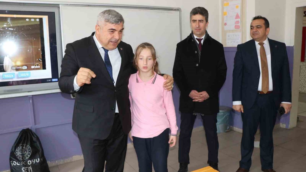 Sünnetci öğrencilerin hedeflerini ve hayallerini dinledi
