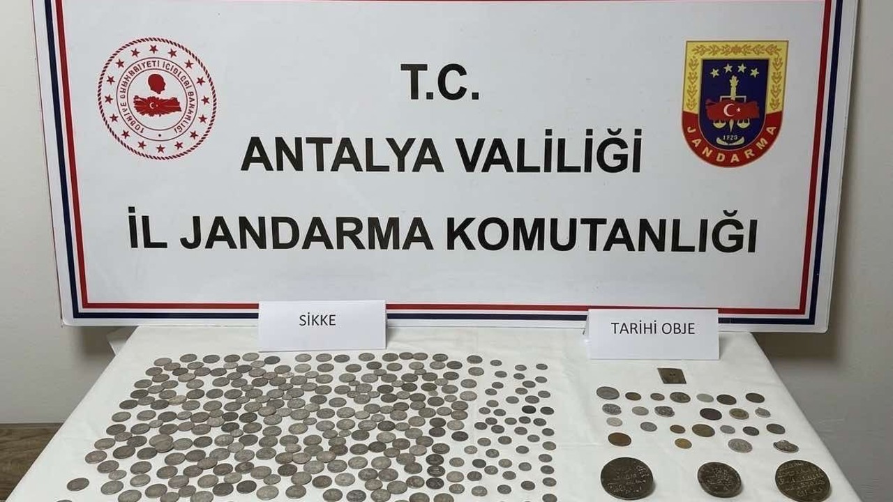 Kaş’ta tarihi eser kaçakçılığı operasyonu: Çok sayıda obje ve gümüş sikke ele geçirildi
