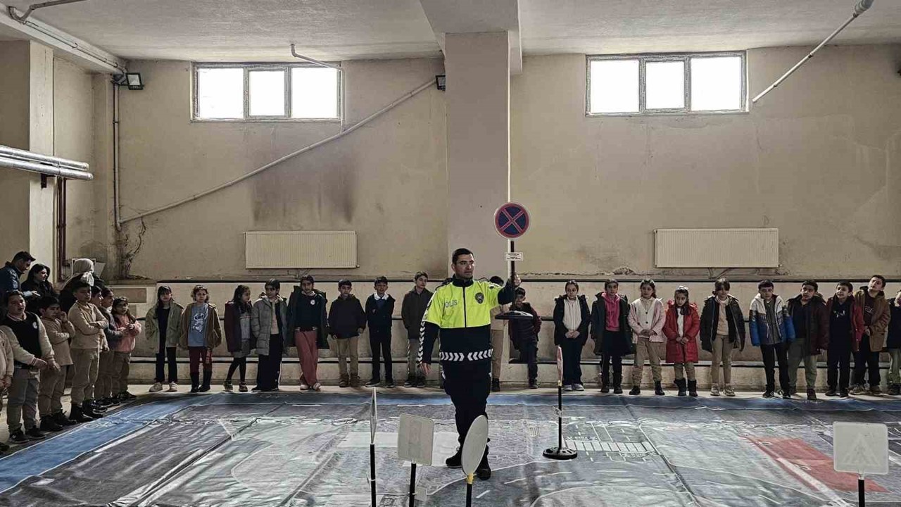 Digor’da öğrencilere uygulamalı trafik eğitimi verildi
