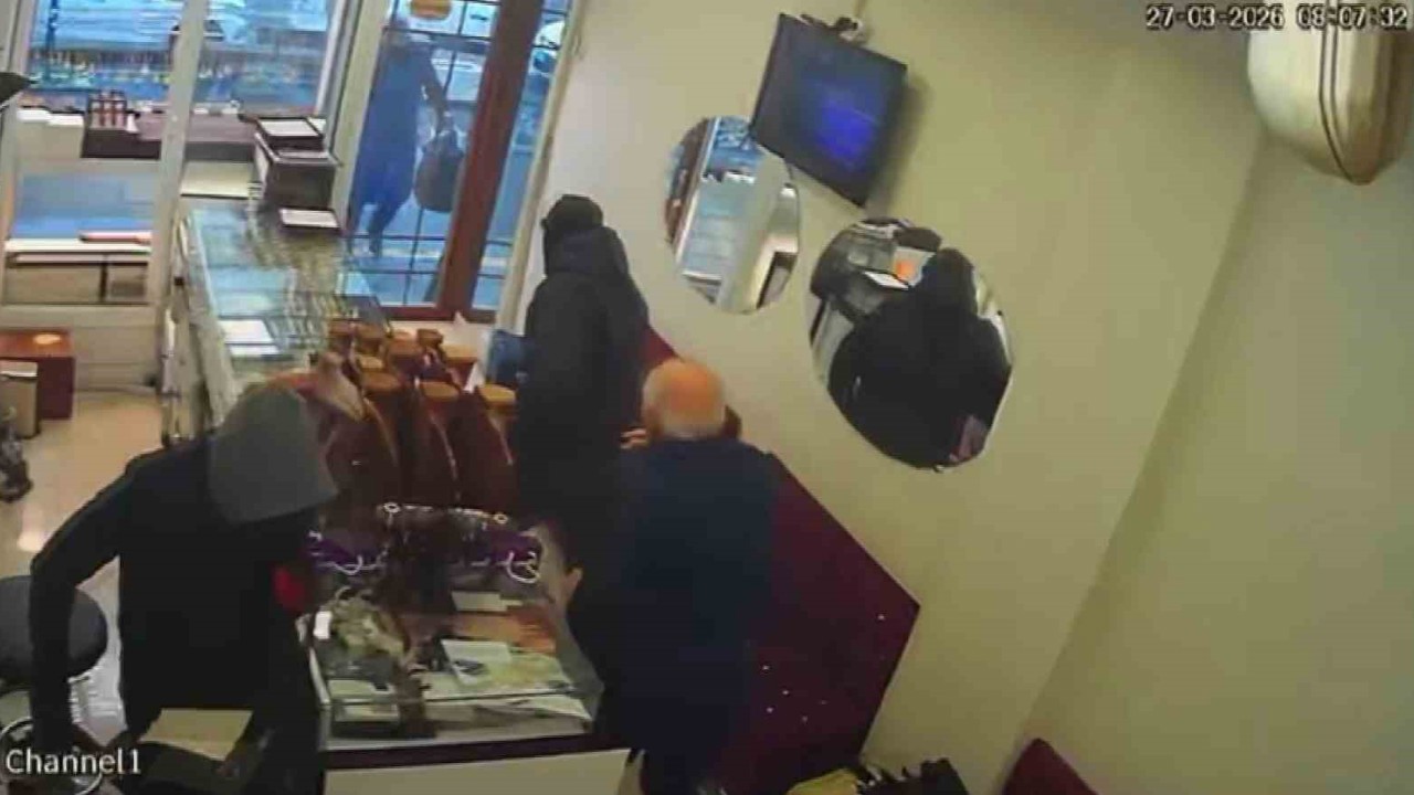 Diyarbakır’da silahla kuyumcu soygunu kamerada: Yaklaşık 1,5 kilo altın çalıp kayıplara karıştılar
