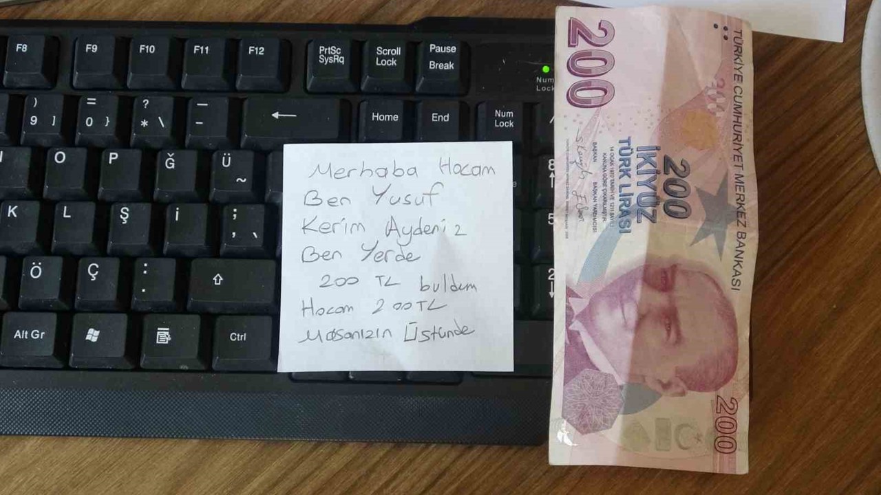 Okul koridorunda para buldu, aklına ilk gelen hadisle öğretmenler odasının yolunu tuttu
