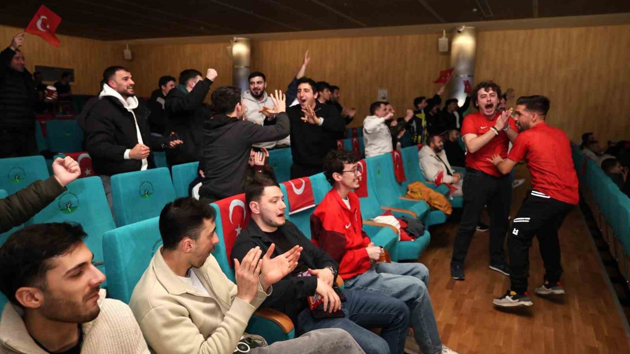 Milli maç heyecanı Osmangazi’de dev ekranda yaşandı
