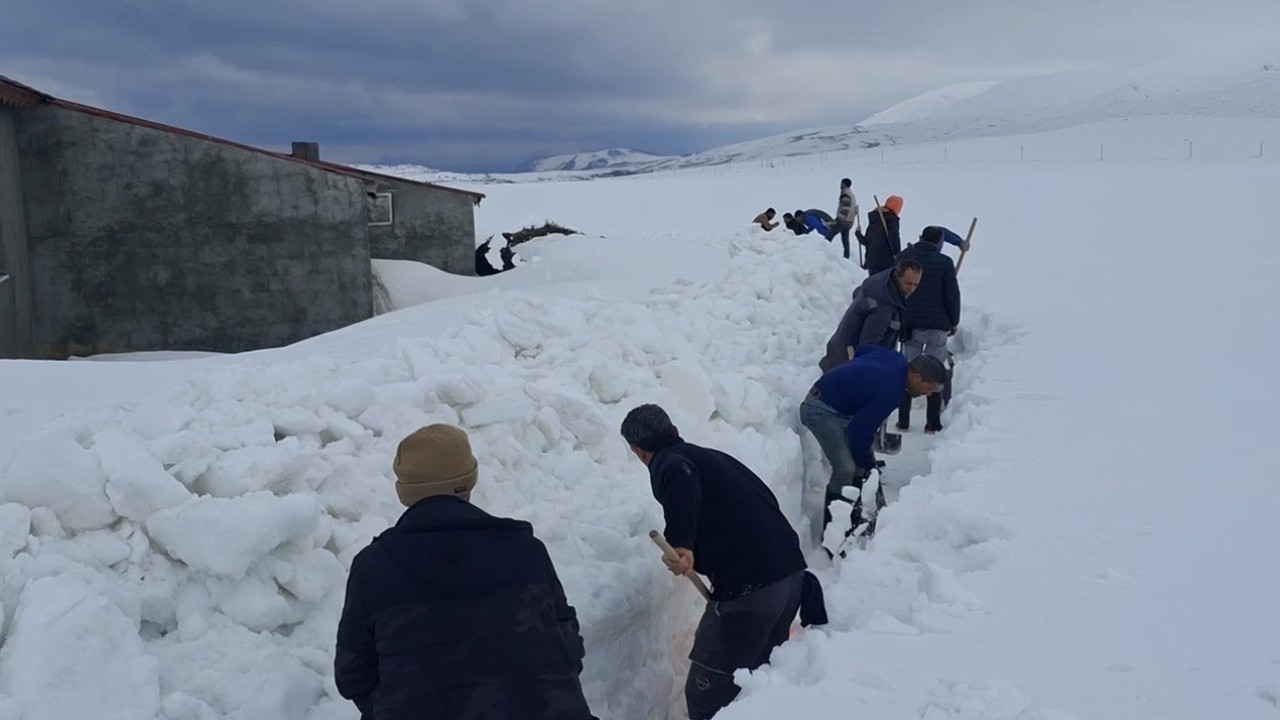 Ağrı’da köylüler sel riskine karşı karı kürekle yararak su yolu açtı
