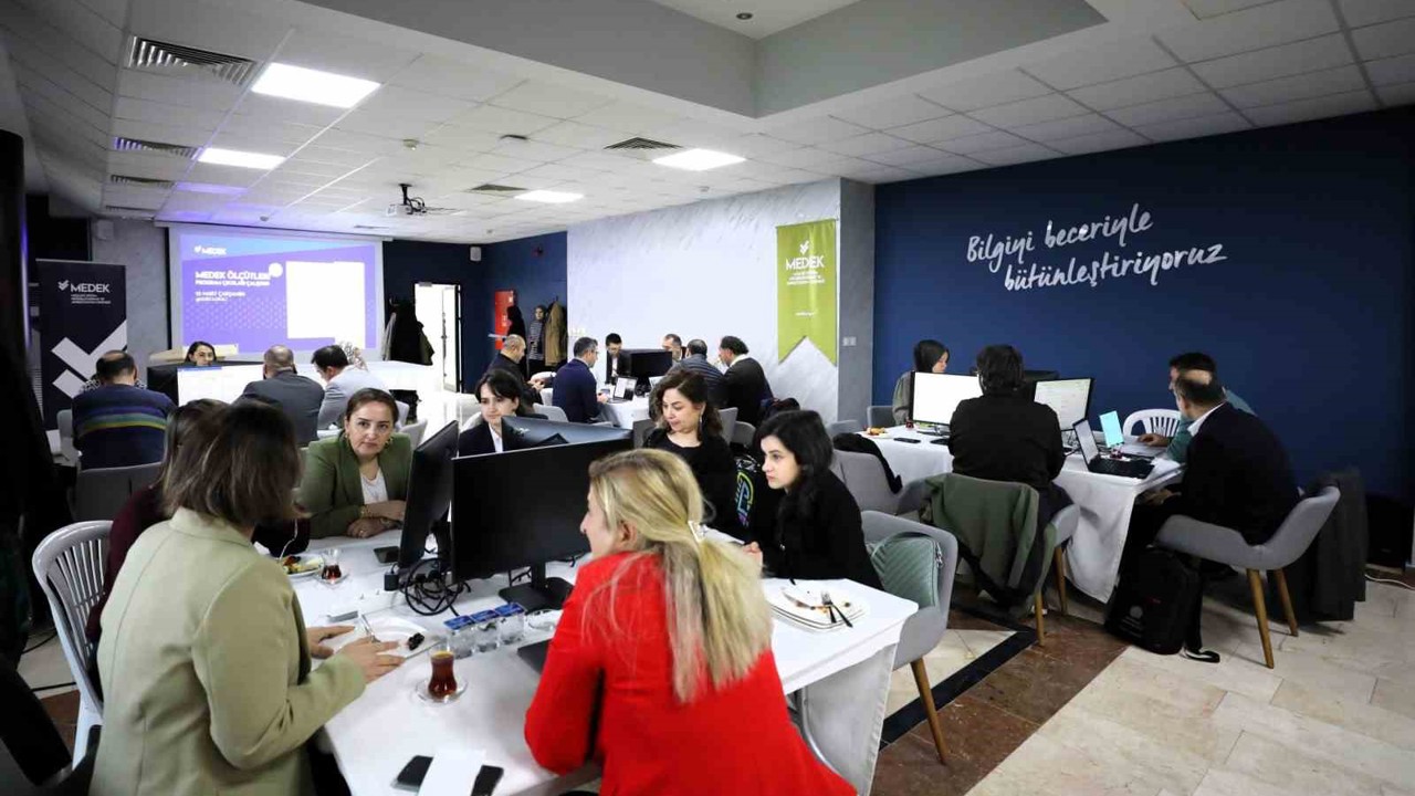 42 uzman ön lisansın geleceği için buluştu
