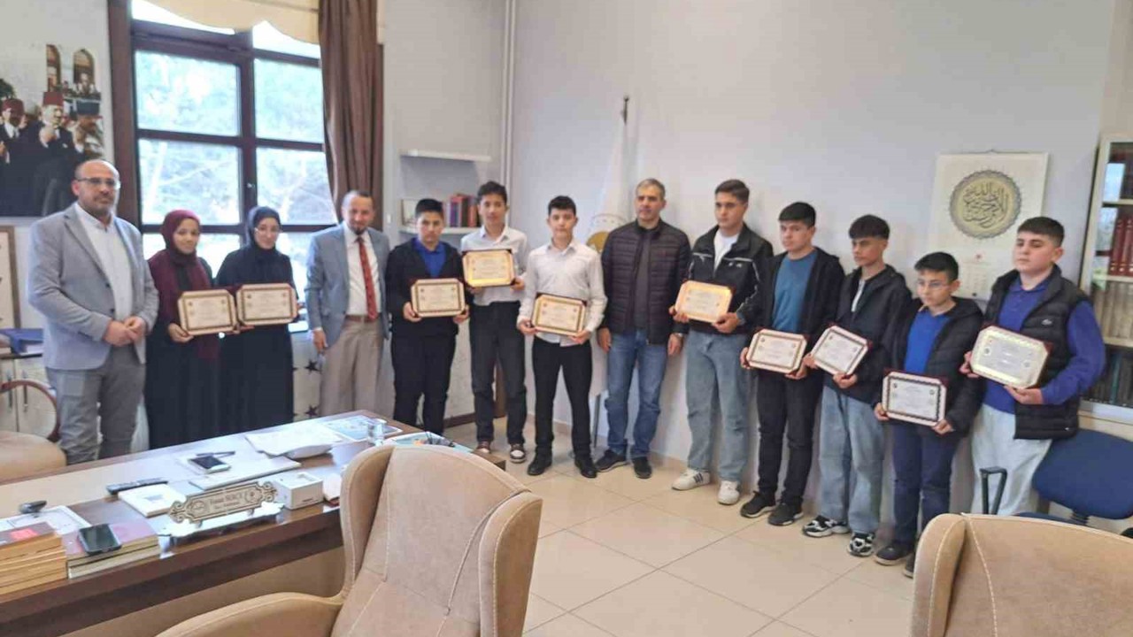 Simav’da 10 öğrenci Hafızlık Belgesini aldı
