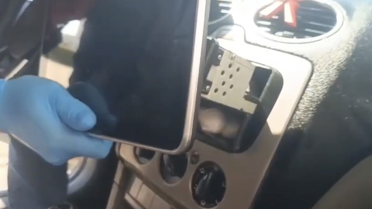 Bursa’da film gibi operasyon, Islak mendilden, aracın zulasına… Hepsi tek tek çıktı
