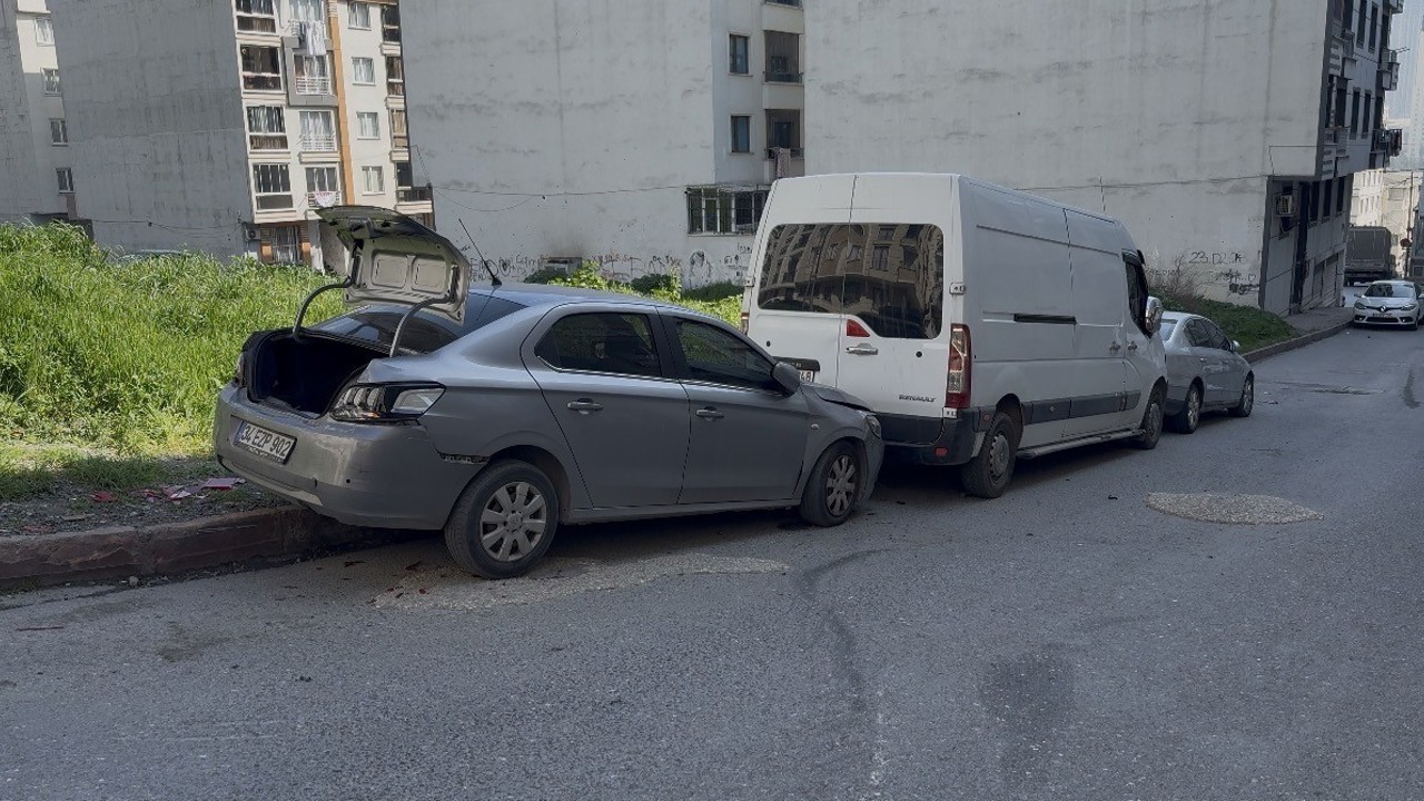 Esenyurt’ta içinde 16 öğrencinin bulunduğu servis minibüsünün freni boşaldı: O anlar kamerada
