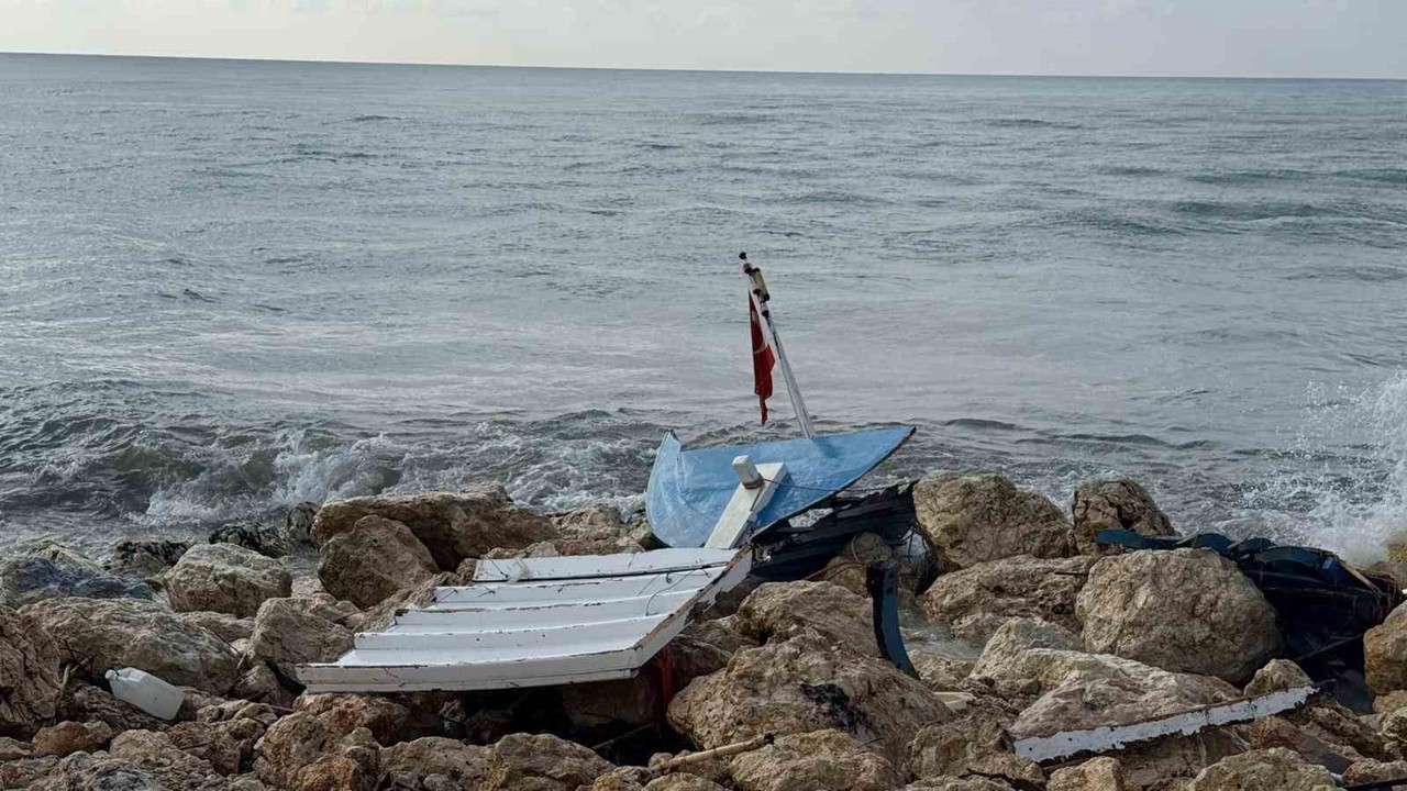 Kıyıya yanaşmak istedikleri tekne kayalıklara çarpıp paramparça oldu
