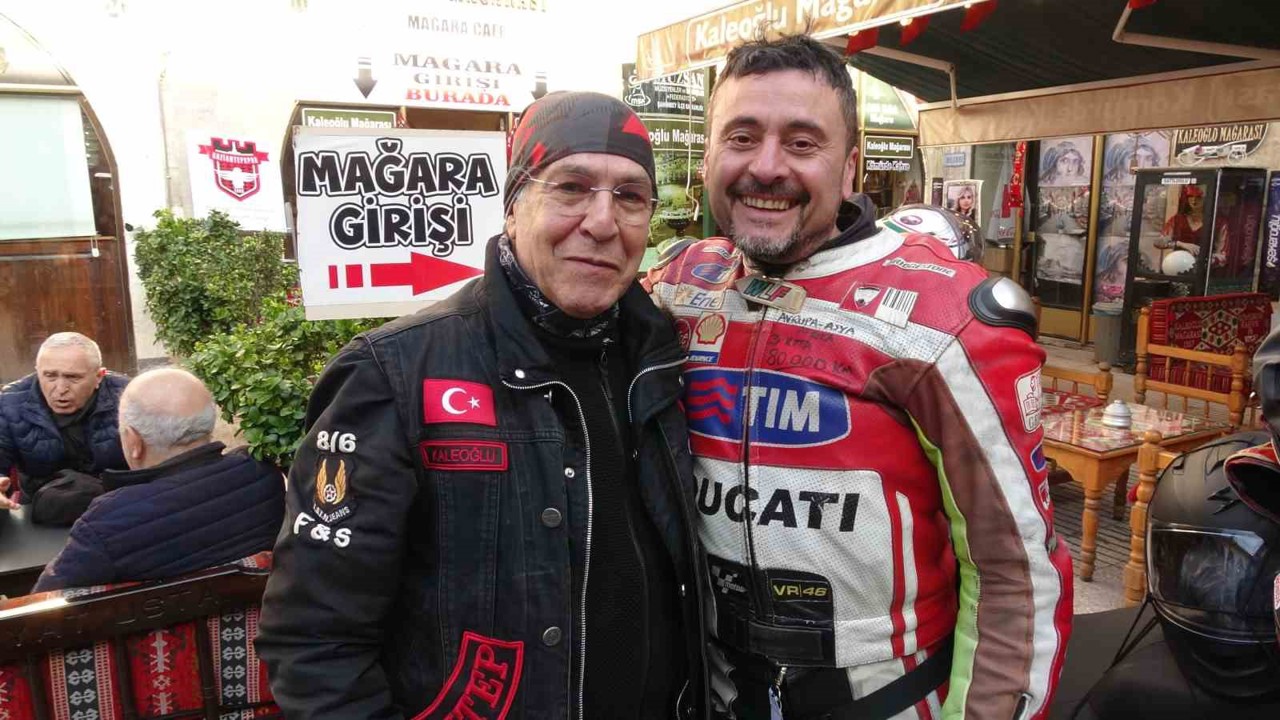 Kutsal toprak sevgisi zorluk tanımadı, motosiklet tutkunları iki teker üzerinde umre yolculuğuna çıktı
