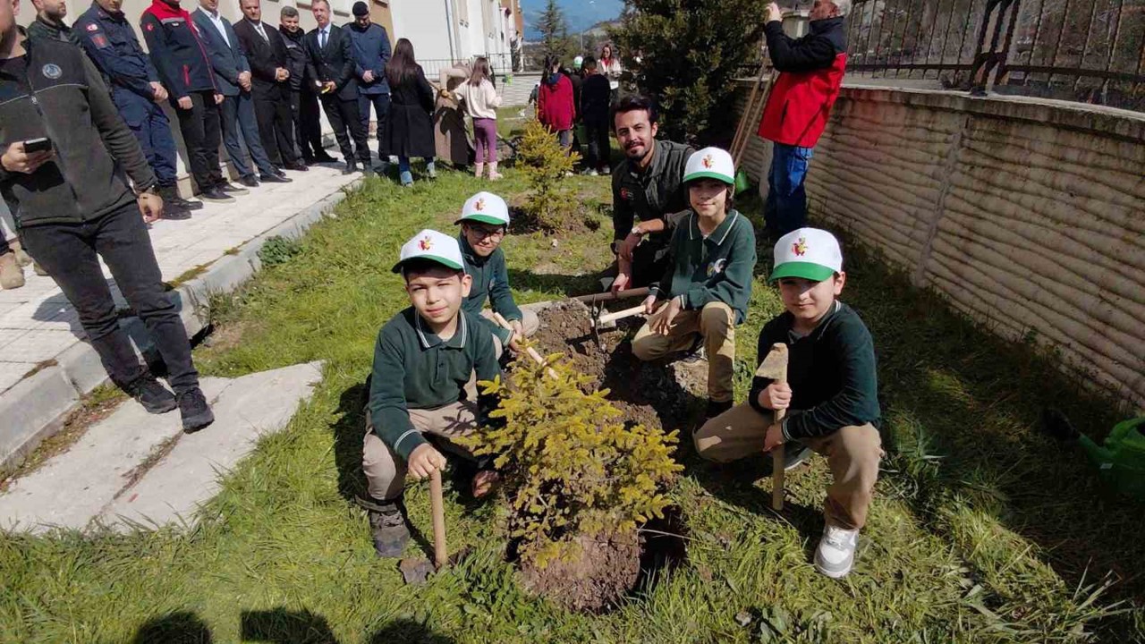 Bolu’da ilkokul öğrencileri fidan dikti

