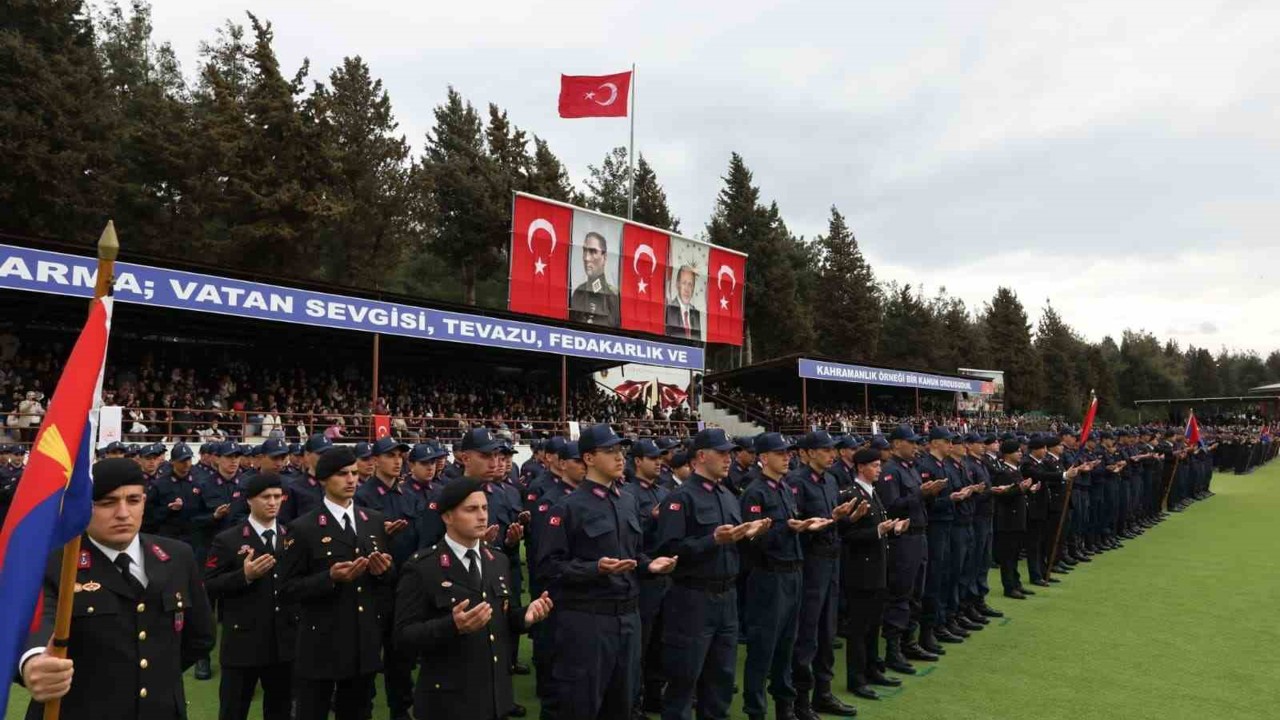 Çanakkale’de eğitimleri tamamlanan acemi erler yemin etti
