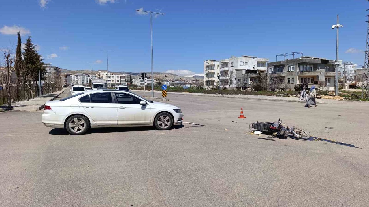 Otomobil ile motosiklet çarptı: 1 yaralı
