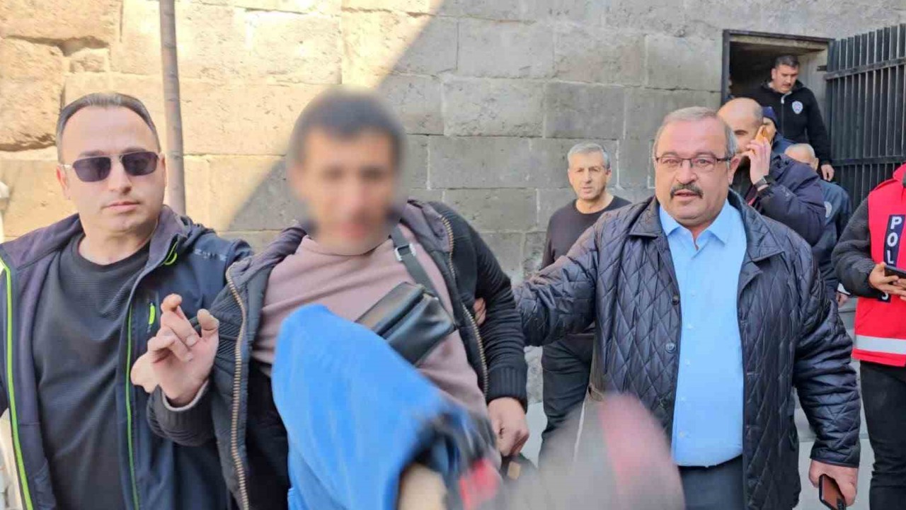 İntihardan vazgeçti, gazeteciye saldırdı
