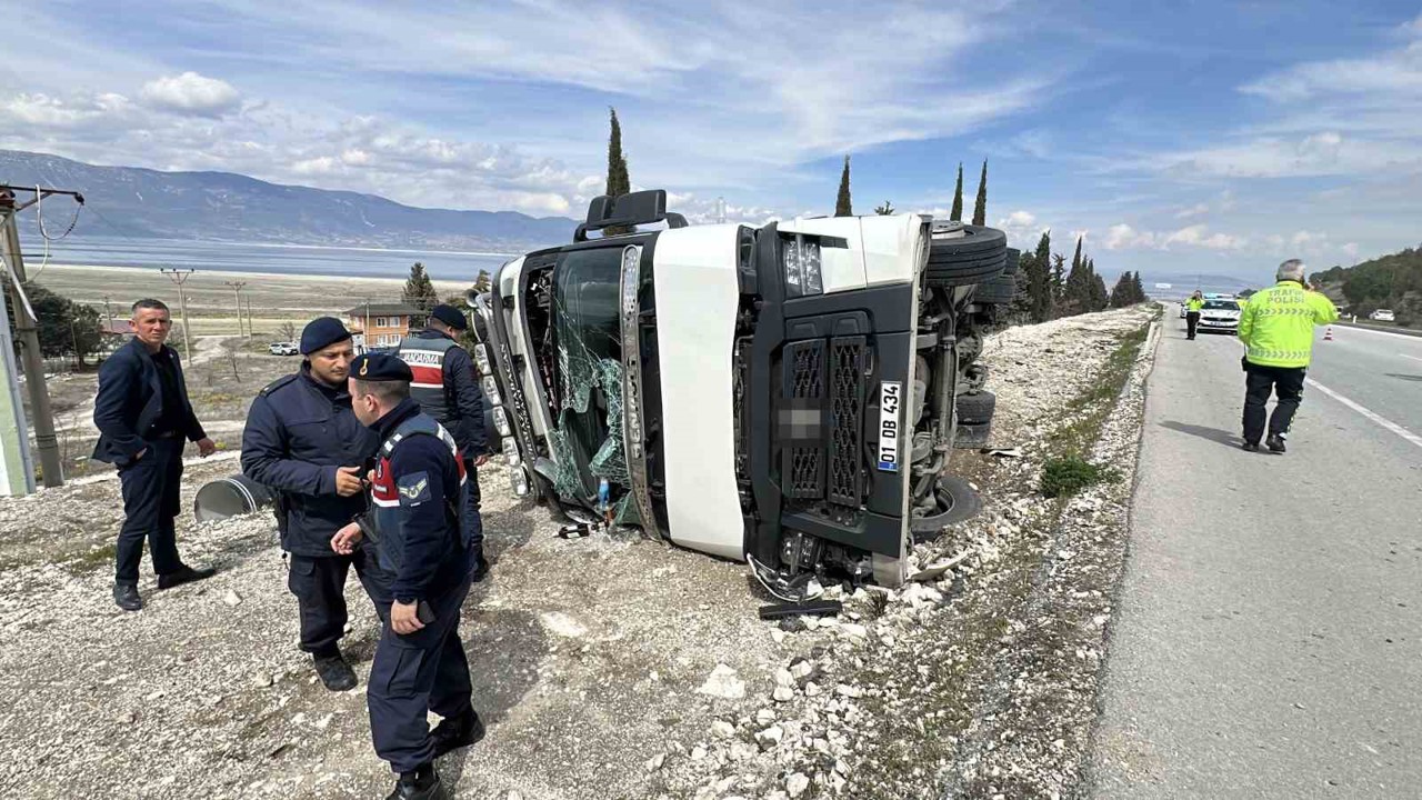 Alkollü sürücünün kullandığı tır yan yattı: 1 yaralı
