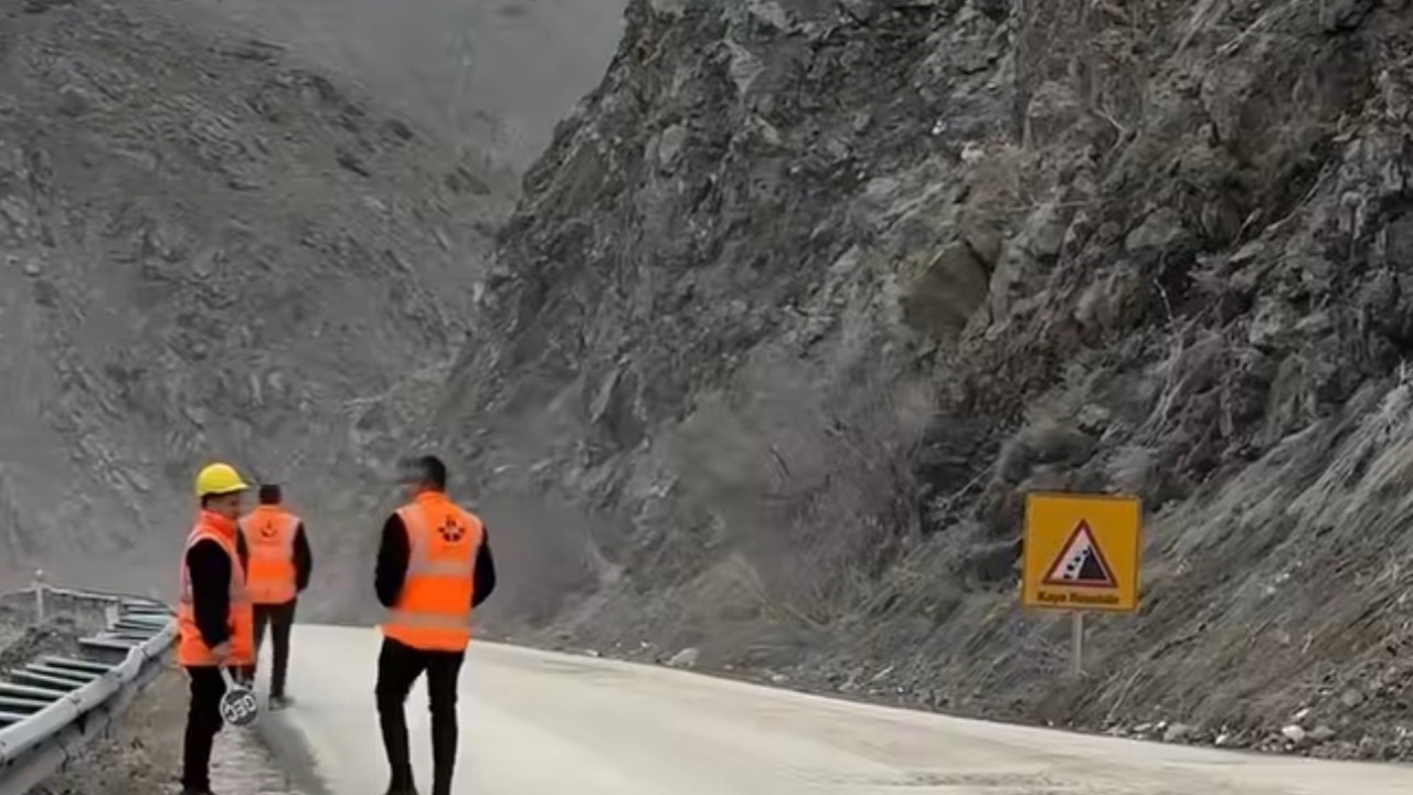 Yüksekova yolu heyelan riski nedeniyle gece trafiğe kapatılacak
