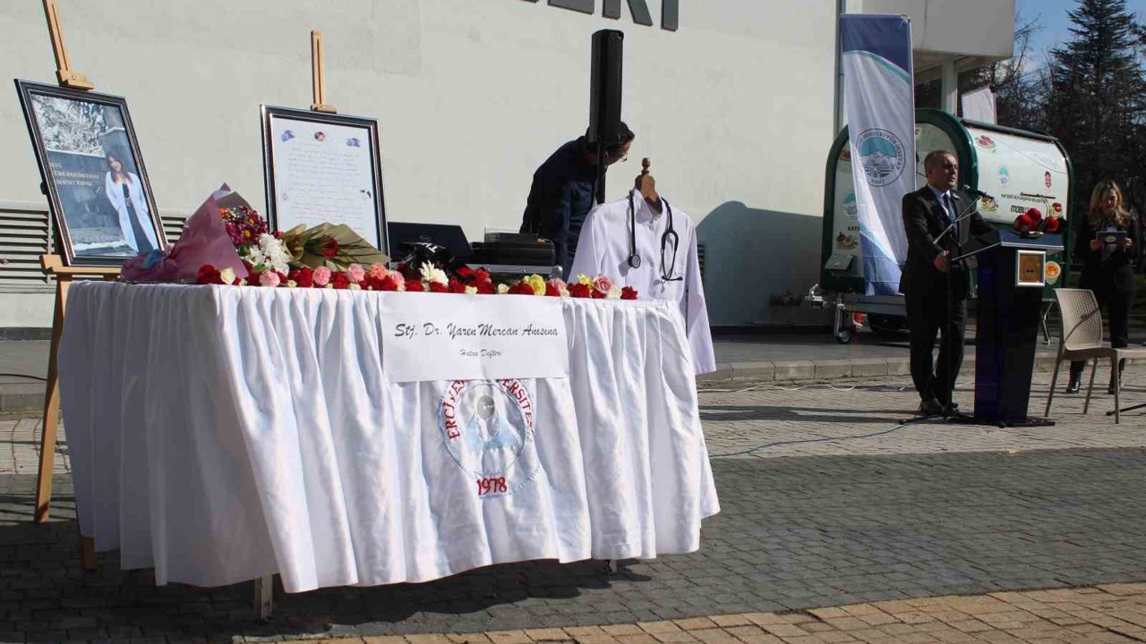 Trafik kazasında hayatını kaybeden Yaren, okuduğu fakültede anıldı
