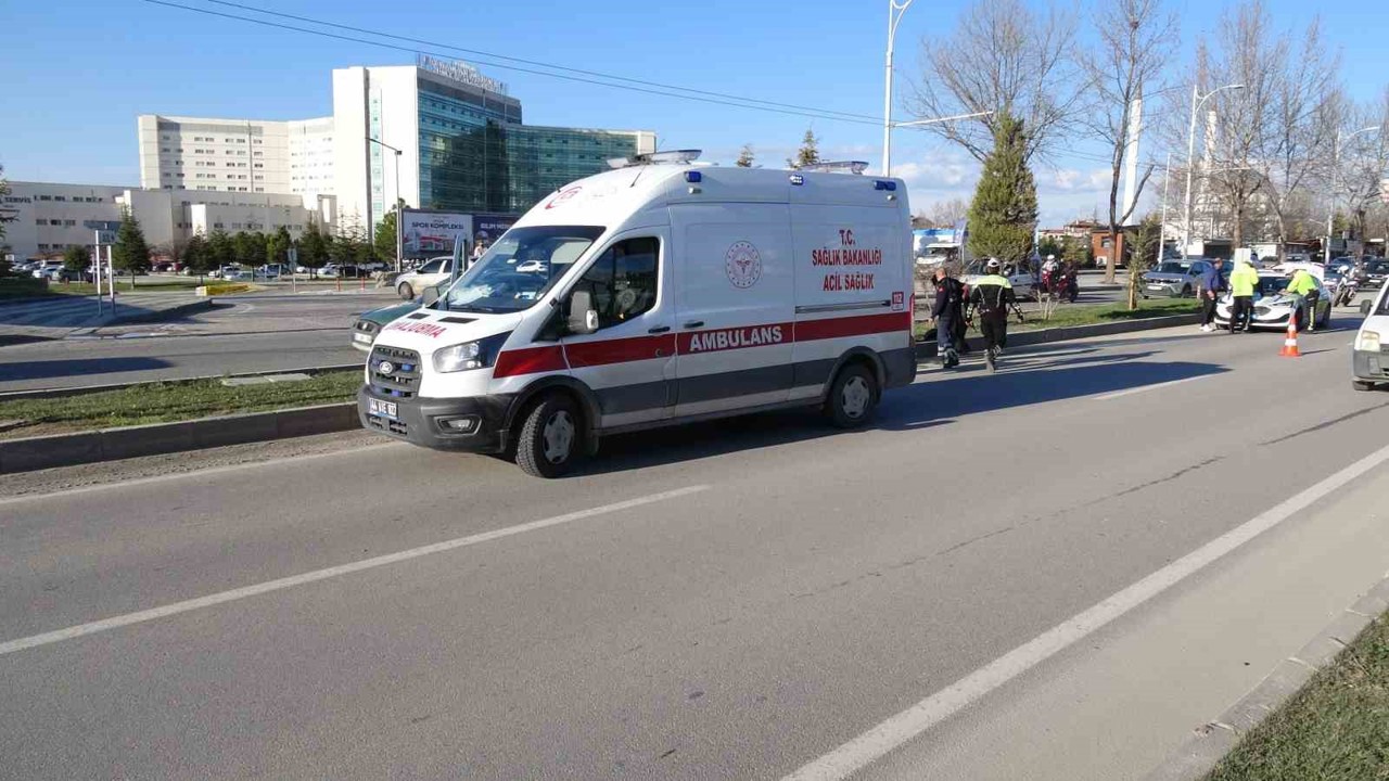 Malatya’da otomobil ile çarpışan motosiklet devrildi: 2 yaralı

