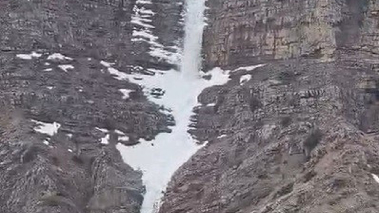 Kemaliye’de "kar şelalesi" görüntülendi
