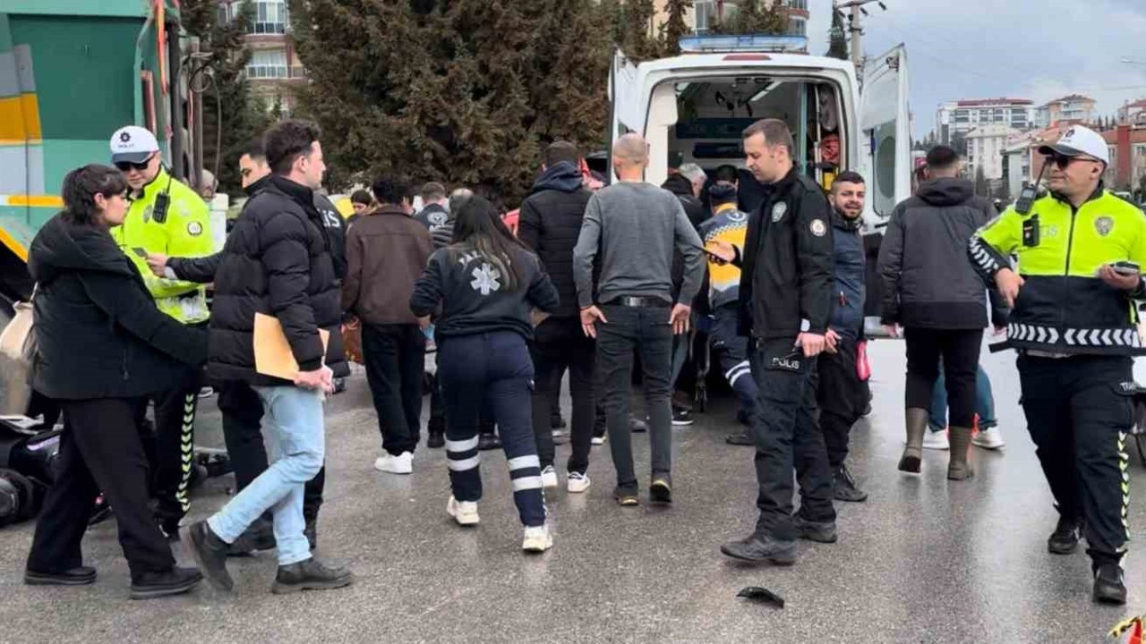 Kazada kamyonun altına sürüklenen motosikletteki 2 kişi yaralandı
