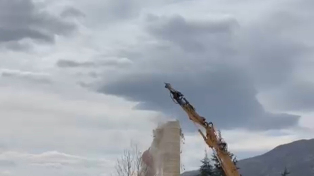 Elazığ’da hasarlı caminin minaresi iş makinesi ile yıkıldı
