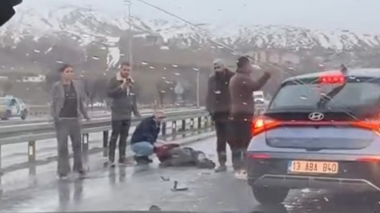 Tatvan’da otomobilin çarptığı bisiklet sürücüsü ağır yaralandı
