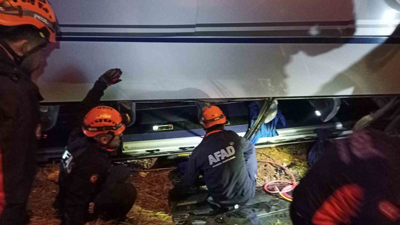 Ceza infaz kurumuna ait servis aracı devrildi: 16 yaralı
