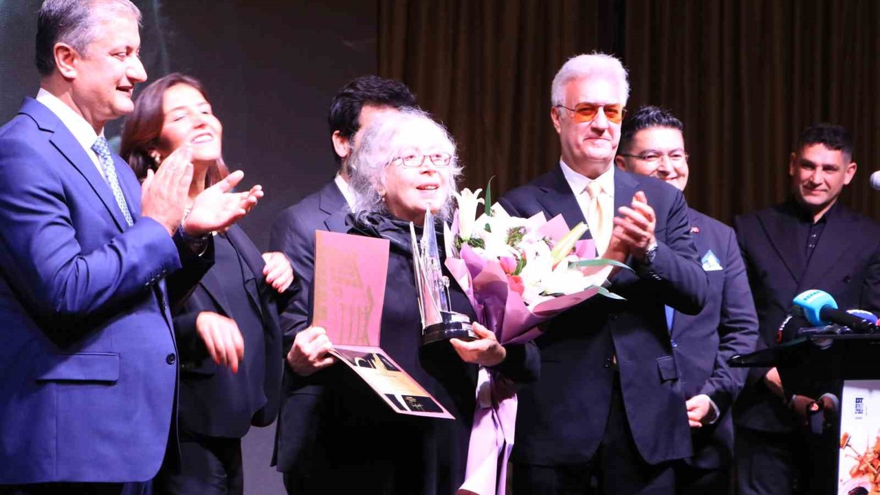 Uluslararası Tiyatro Festivali’nde, "Yaşam Boyu Başarı Ödülü" sahibini buldu
