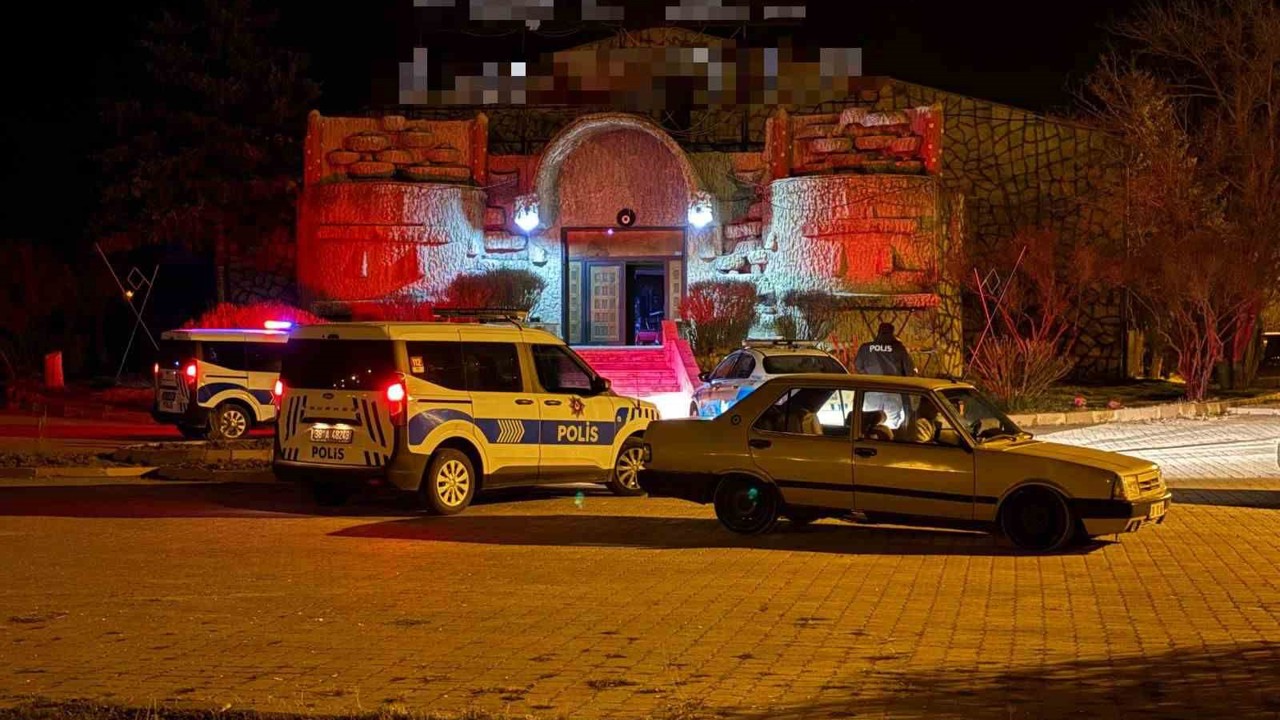 Kavgayı ayırmaya çalışan gece kulübü çalışanı bıçaklandı: Şüpheliler kaçtı
