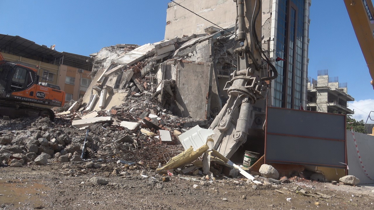 İş  makinasının kolona son dokunuşu 7 katlı binayı yerle bir etti
