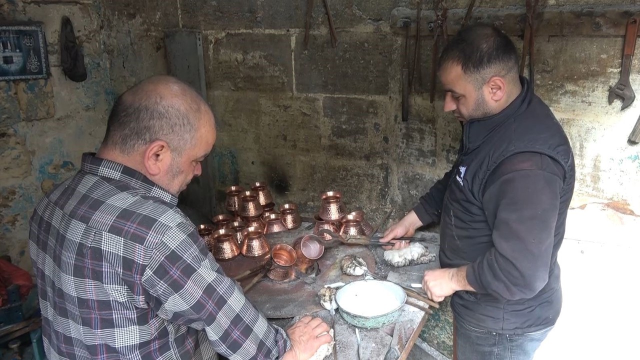 Çocuk yaşta başladığı kalaycılığı 50 yıldır sürdürüyor
