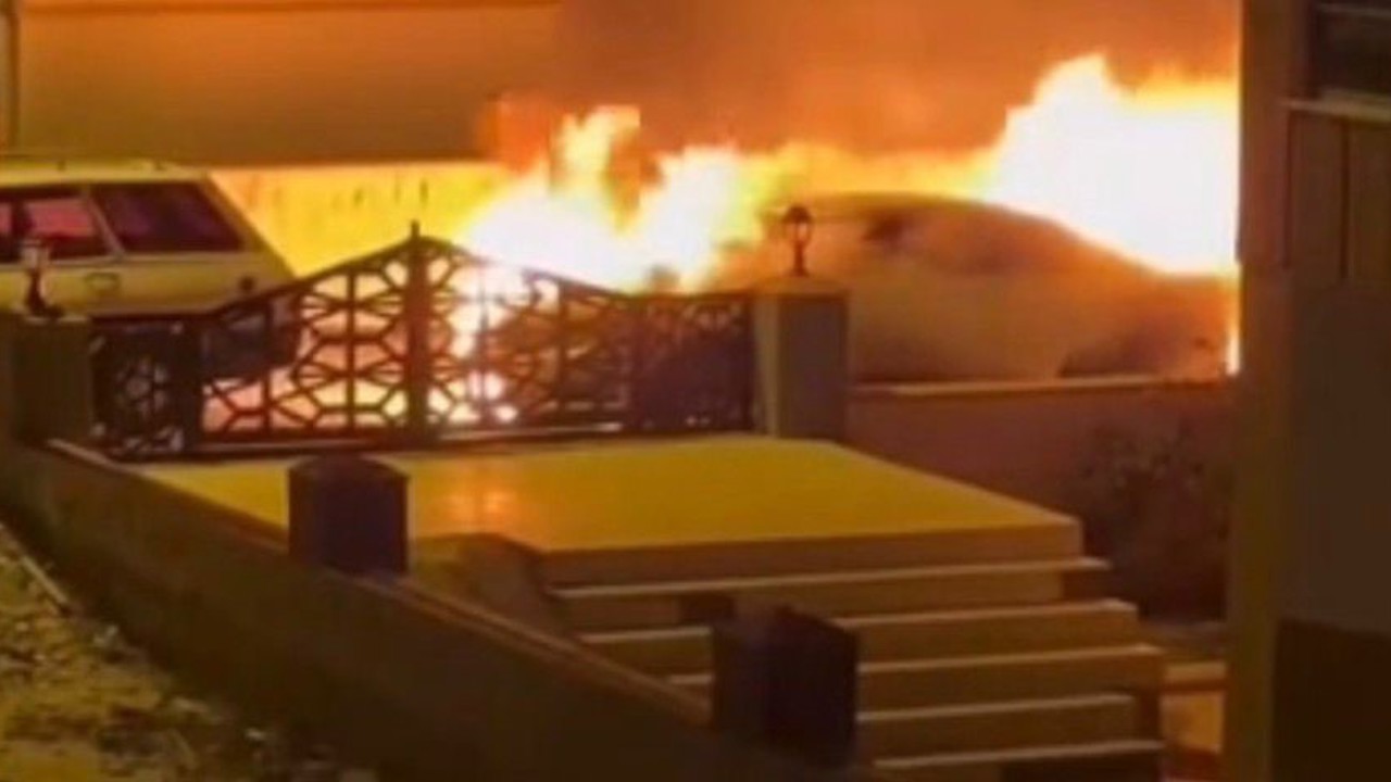 Park halindeki lüks otomobil alev alev yandı
