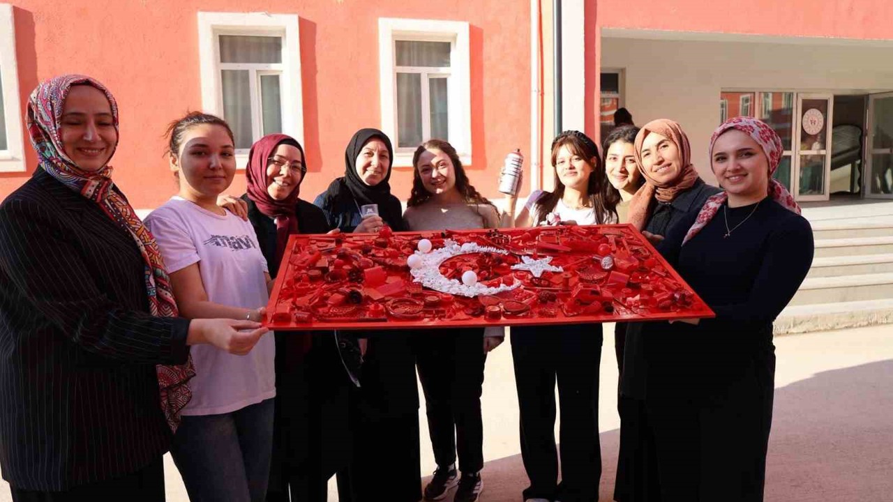 Bilecik’te sıfır atık etkinliğinde atıklarla Türk bayrağı oluşturuldu
