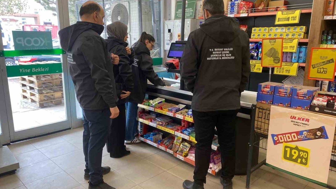 Bayburt’taki marketlerde sıfır atık ve poşet denetimi yapıldı
