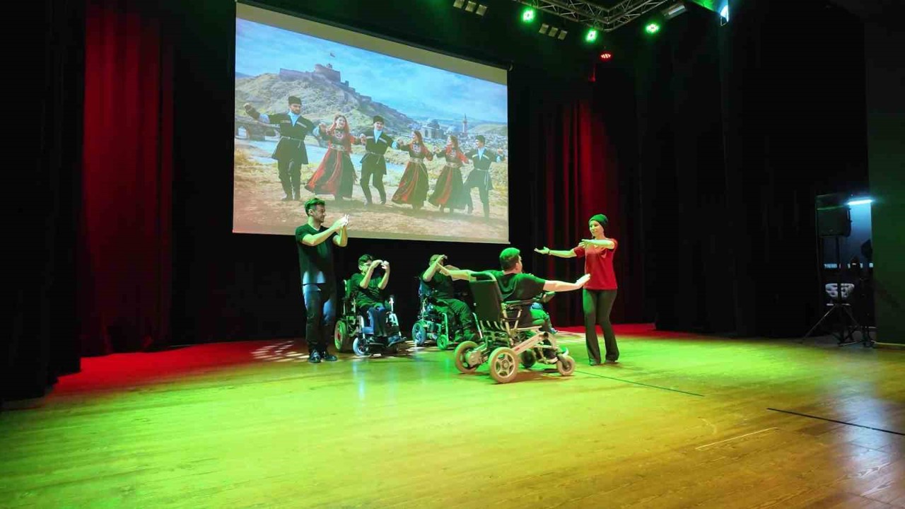 7 ay süren emek, tekerlekli sandalyeli bireylerin dansıyla sahneye taşındı
