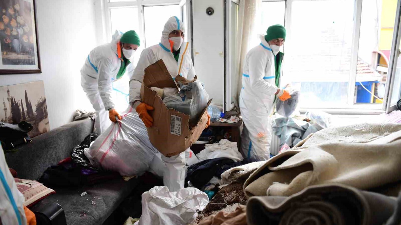 Bir daireden 4 kamyon çöp çıktı
