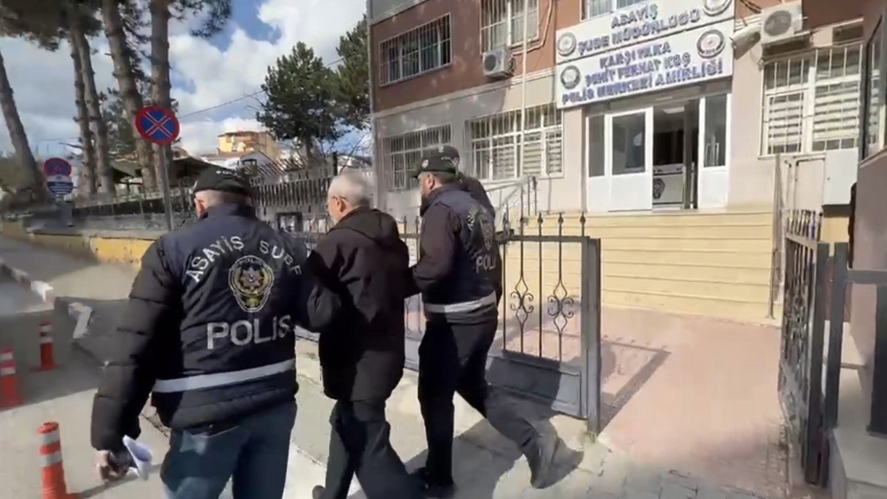 Hakkında kesinleşmiş 25 yıl hapis cezası bulunan dolandırıcı kaçmak üzereyken yakalandı
