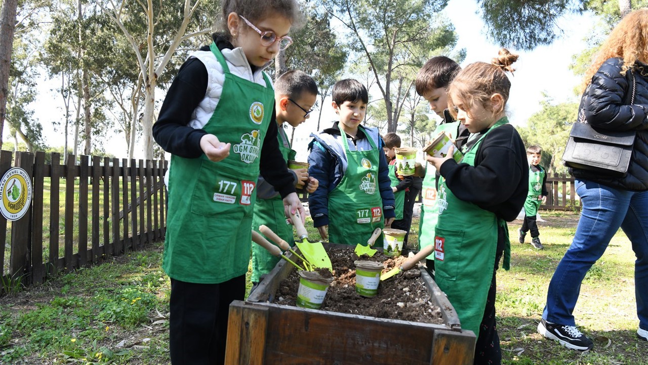 Orman Okulunda miniklere doğa dersi
