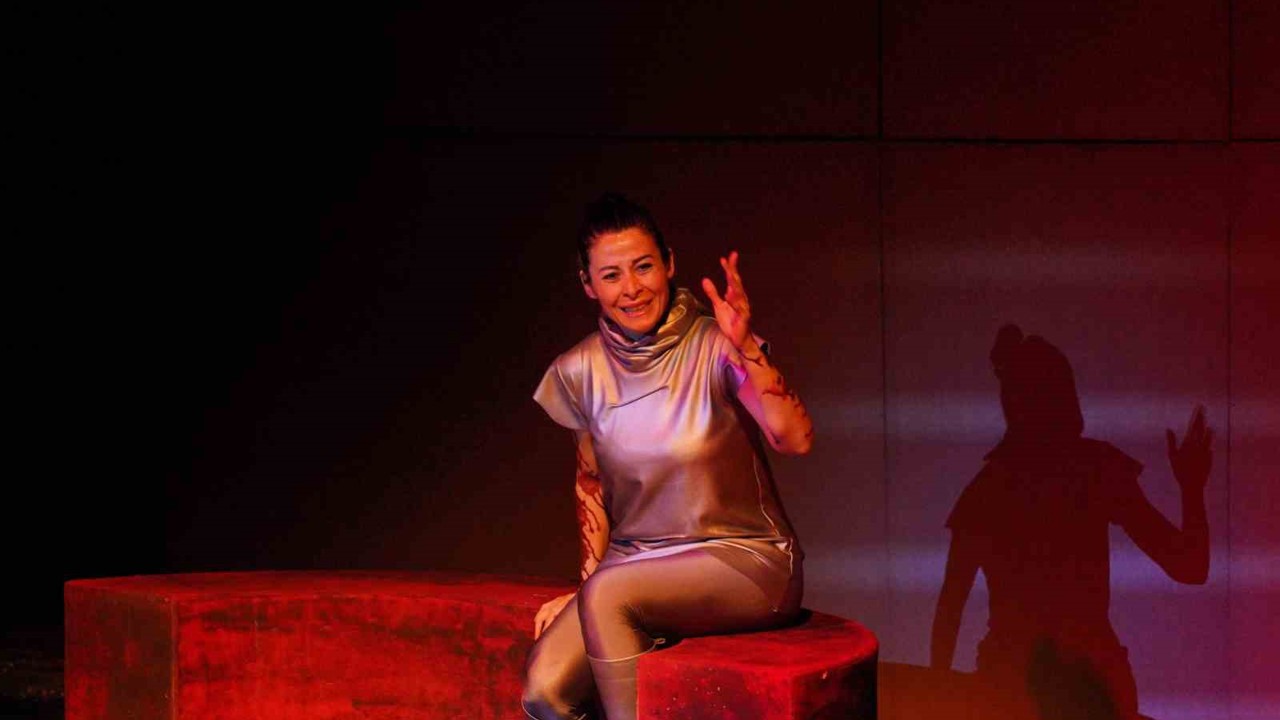 Ayvalık’ta Dünya Tiyatro Günü’nde "Müdahil" sahnelendi
