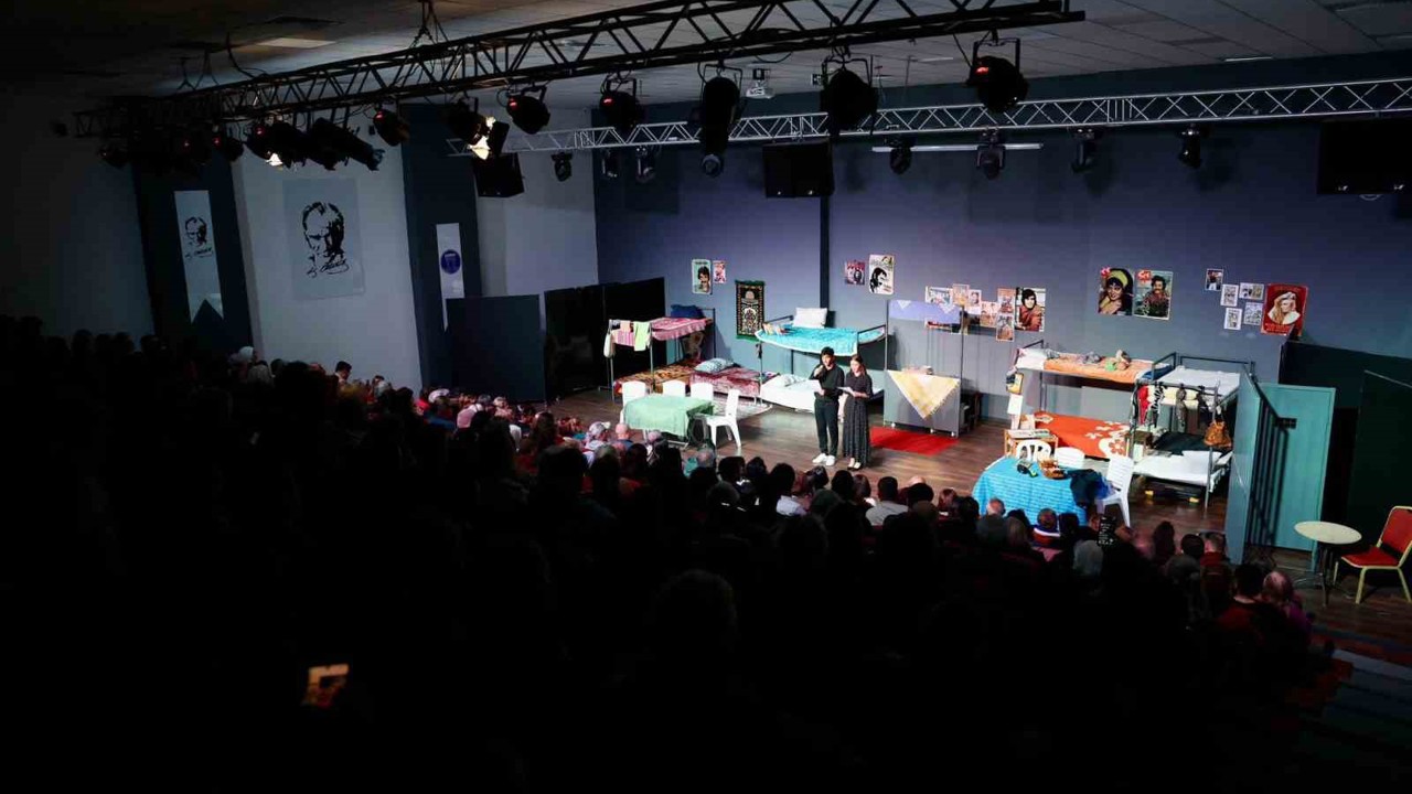 Didim’deki kadınlara yönelik tiyatro oyunu yoğun ilgi gördü
