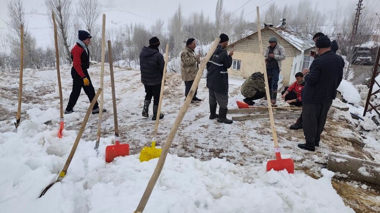 Hakkari Durankaya’da ahır çöktü 5 hayvan telef oldu
