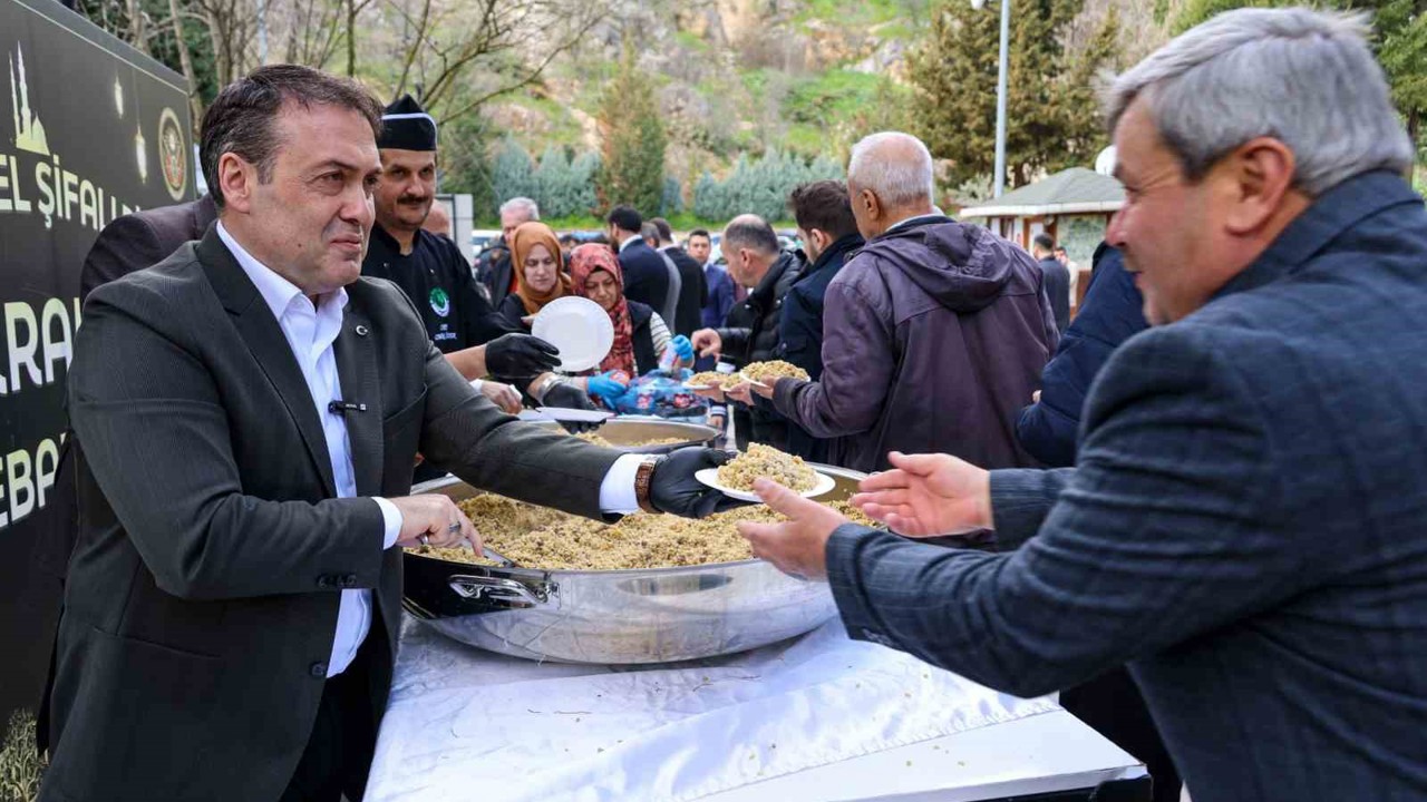 Vali Sözer’den Şeyh Edebali Türbesi’nde vatandaşlara şifalı pilav ikramı
