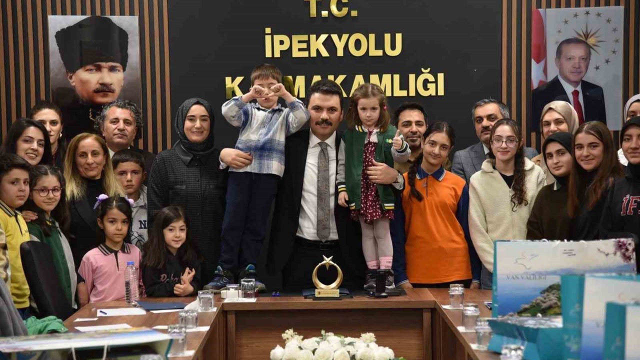 Van’da kitap okuma yarışmasında dereceye girenler ödüllendirildi
