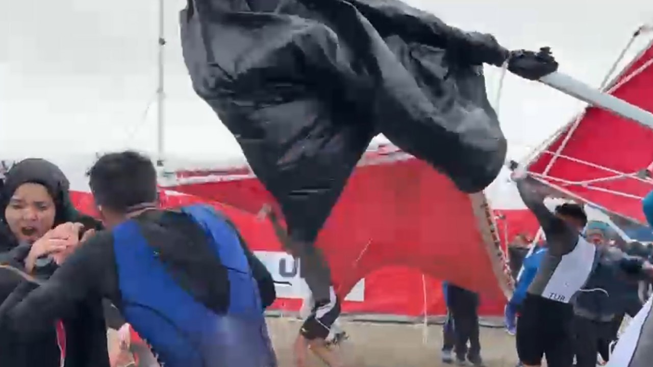 Salda Duatlonu Türkiye Kupası’nda şiddetli rüzgar çadır ve bariyerleri uçurdu, o anlar kameralara yansıdı
